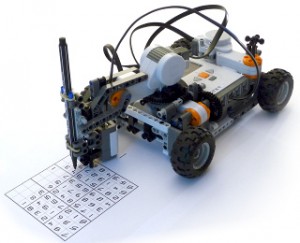این ربات کوچک لگو (Lego) می تواند یک پازل سودوکو را حل کند.